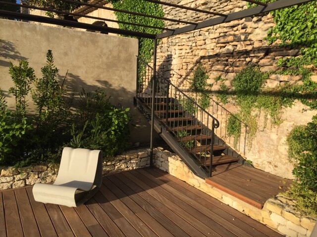 escalier extérieur en fer et bois