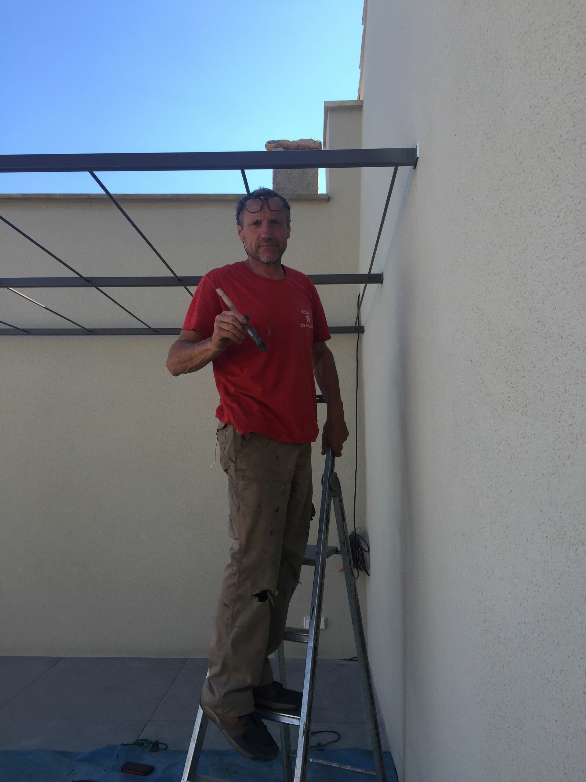 Pose d'une pergola moderne droite